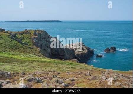 Blick von Skomer Head aus auf Skokholm Island, Pembrokeshire, Wales, an einem hellen Sommertag. Stockfoto