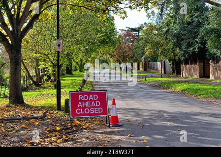 Ein großes Schild „Road Ahead Closed“ auf einer Landstraße in der Ferry Lane Laleham Surrey England UK Stockfoto