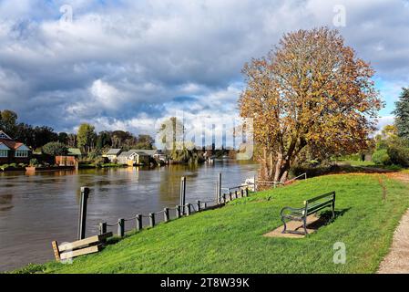 Am Flussufer von Laleham an einem sonnigen Herbsttag Surrey England UK Stockfoto