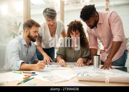 Gruppe von Ingenieuren und Architekten, die bei der Planung zusammenarbeiten Stockfoto