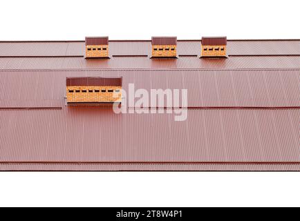 Dachterrasse des Gebäudes, roter Dachboden und Grubenöffnungen, isoliert auf weißem Hintergrund mit Beschneidungspfad Stockfoto