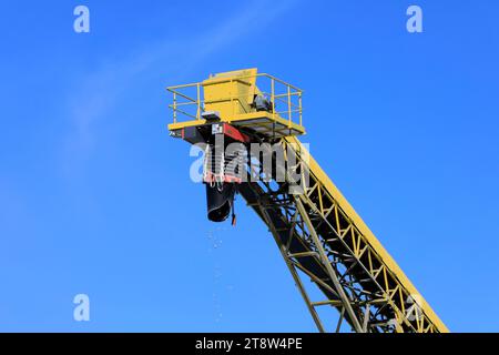 Das Förderband Sandvik transportiert Foamit Schaumglasaggregat auf Lagerbestände im Produktionswerk Uusioaines Oy in Forssa, Finnland. September 2022. Stockfoto