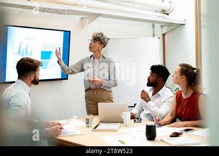 Geschäftsfrauen halten eine Präsentation vor Kollegen im Konferenzraum Stockfoto