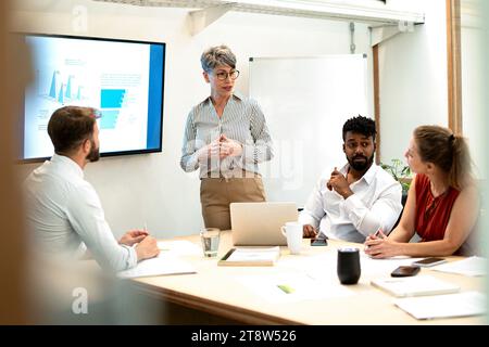 Geschäftsfrauen halten eine Präsentation vor Kollegen im Konferenzraum Stockfoto
