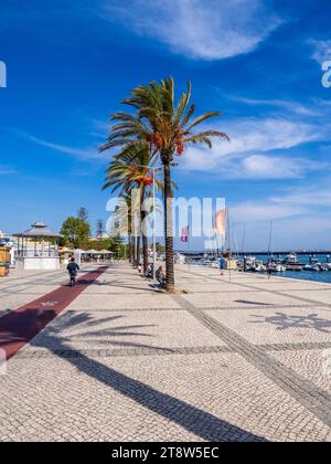 Uferpromenade entlang des Flusses Arade in Portimao im Viertel Faro der Algarve in Portugal Stockfoto