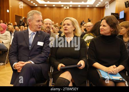 Bundespräsident A.D. Christian Wulff, Nancy Faeser, Bundesministerin des Innern und für Heimat, Staatssekretärin Juliane Seifert, Deutschland, Berlin, Fachtagung der Deutschen Islam Konferenz 2023 am 21./22. November: Sozialer Frieden und demokratischer Zusammenhalt: Bekämpfung von Antisemitismus und Muslimfeindlichkeit in Zeiten gesellschaftlicher Spaltung *** ehemaliger Bundespräsident Christian Wulff, Nancy Faeser, Bundesministerin des Innern und des Innern, Staatssekretärin Juliane Seifert, Deutschland, Berlin, Konferenz der Deutschen Islamkonferenz 2023 am 21. November 22 Sozialerbsen Stockfoto