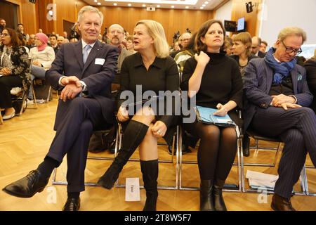 Bundespräsident A.D. Christian Wulff, Nancy Faeser, Bundesministerin des Innern und für Heimat, Staatssekretärin Juliane Seifert, Deutschland, Berlin, Fachtagung der Deutschen Islam Konferenz 2023 am 21./22. November: Sozialer Frieden und demokratischer Zusammenhalt: Bekämpfung von Antisemitismus und Muslimfeindlichkeit in Zeiten gesellschaftlicher Spaltung *** ehemaliger Bundespräsident Christian Wulff, Nancy Faeser, Bundesministerin des Innern und des Innern, Staatssekretärin Juliane Seifert, Deutschland, Berlin, Konferenz der Deutschen Islamkonferenz 2023 am 21. November 22 Sozialerbsen Stockfoto