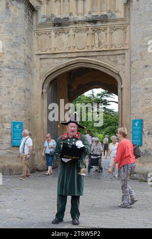 Der Town Crier läutet seine Glocke und macht eine Proklamation auf dem Market Square, Wells, Somerset, England, Großbritannien Stockfoto