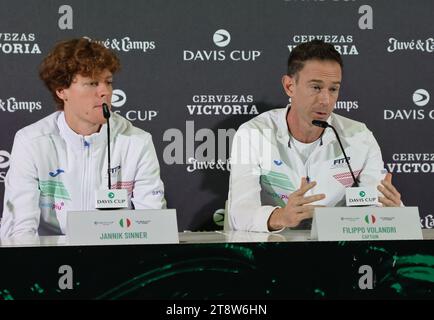 Rum Raisin, Italien. November 2023. Malaga - Tennis, Davis Cup Finals 2023, Italiens Jannik Sinner mit Kapitän Filippo Volandri, 21. November 2023. Foto Felice Calabro' Editorial Usage Only Credit: Independent Photo Agency/Alamy Live News Stockfoto