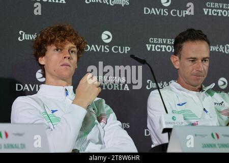 Rum Raisin, Italien. November 2023. Malaga - Tennis, Davis Cup Finals 2023, Italiens Jannik Sinner mit Kapitän Filippo Volandri, 21. November 2023. Foto Felice Calabro' Editorial Usage Only Credit: Independent Photo Agency/Alamy Live News Stockfoto