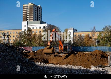 Baustelle wurde am 17. November 2023 von Arbeitern in Baggern auf einer Wohnabbruch- und Baustelle in London, Vereinigtes Königreich, geräumt. Stratford ist heute das wichtigste Einkaufs-, Kultur- und Freizeitzentrum in East Londons. Außerdem ist es der zweitwichtigste Geschäftsstandort im Osten der Hauptstadt. Stockfoto