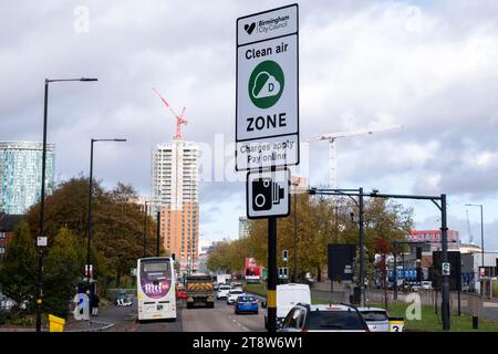 Autos in der 30 km/h Clean Air Zone, die vom Birmingham City Council am 9. November 2023 entlang der A38 Bristol Street im Stadtzentrum in Birmingham, Großbritannien, betrieben wurde. Die Clean Air Zone umfasst die Stadt innerhalb der inneren Ringstraße, aber nicht den Middleway selbst. A Clean Air Zone alias CAZ ist ein Gebiet in ausgewählten britischen Städten, in dem gezielte Maßnahmen zur Verbesserung der Luftqualität ergriffen werden. Ein CAZ kann nicht geladen oder geladen werden. Ob ein Fahrzeug beim Einsteigen oder beim Durchfahren eines CAZ aufgeladen wird, hängt vom Fahrzeugtyp ab. Fahrzeuge mit extrem niedrigem Schadstoffausstoß werden beim Einsteigen in ein sauberes Fahrzeug oder beim Durchfahren eines sauberen Fahrzeugs nicht aufgeladen Stockfoto