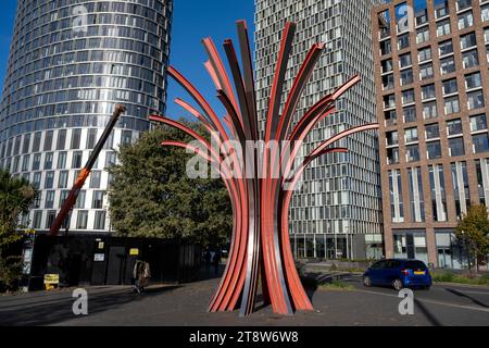 Die Stahlskulptur wurde am 17. November 2023 in East London, Vereinigtes Königreich, als Rhabarber bezeichnet und neue Hochhäuser in Stratford City gebaut. Das Kunstwerk heißt The Railway Tree und symbolisiert die tiefen historischen Verbindungen zu Schiene und Eisenbahn. Stratford ist heute die wichtigste gemischte Entwicklung von Wohnraum, Einzelhandel, Kultur und Freizeit. Außerdem ist es der zweitwichtigste Geschäftsstandort im Osten der Hauptstadt. Stockfoto