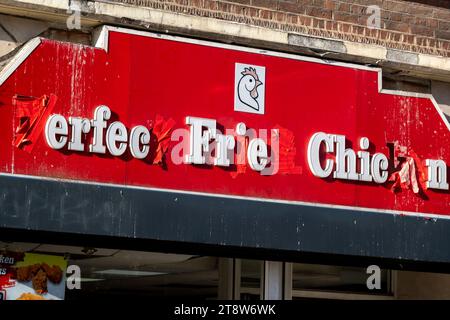 Unvollständiges Schild für ein Perfect Fried Chicken Fast Food Restaurant zum Mitnehmen in Stratford am 17. November 2023 in London, Großbritannien. Stockfoto