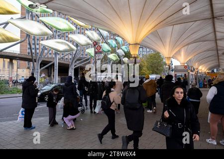 Am 17. November 2023 in London, Vereinigtes Königreich, befindet sich die Bushaltestelle Stratford City im Borough of Newham. Stratford ist heute das wichtigste Einkaufs-, Kultur- und Freizeitzentrum in East Londons. Außerdem ist es der zweitwichtigste Geschäftsstandort im Osten der Hauptstadt. Stockfoto