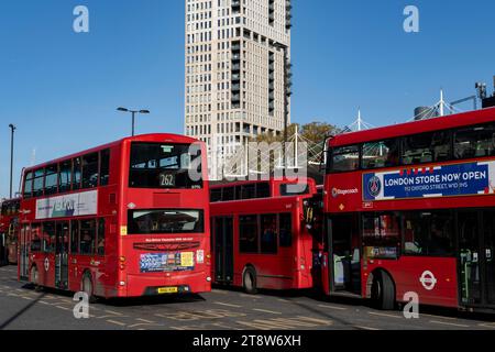 Lokale Menschen und rote Londoner Busse am 17. November 2023 in London, Vereinigtes Königreich, am Hauptverkehrsknotenpunkt Transport for London der Stratford City Bus Station im Borough of Newham. Stratford ist heute das wichtigste Einkaufs-, Kultur- und Freizeitzentrum in East Londons. Außerdem ist es der zweitwichtigste Geschäftsstandort im Osten der Hauptstadt. Stockfoto