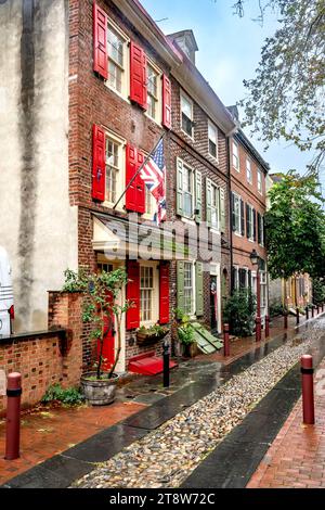 Philadelphia, PA – USA – 14. Okt. 2023 Vertikaler Blick auf die historische Elfreth's Alley, eine malerische Straße in der Altstadt von Philadelphia, Stockfoto