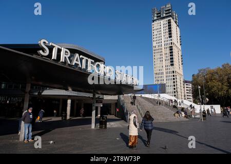 Stratford Station Schild und Außenanlage am 17. November 2023 in London, Großbritannien. Stratford ist heute das wichtigste Einkaufs-, Kultur- und Freizeitzentrum in East Londons. Außerdem ist es der zweitwichtigste Geschäftsstandort im Osten der Hauptstadt. Stratford ist ein bedeutender mehrstöckiger Bahnhof, der als der geschäftigste Bahnhof Großbritanniens gilt und den Distrikt Stratford und das als Stratford City bekannte Mixed-Use-Gebäude im Londoner Borough of Newham bedient. Sie wird von der Londoner U-Bahn, dem London Overground und der Docklands Light Railway DLR bedient und ist auch ein National Rail-Bahnhof. Stockfoto