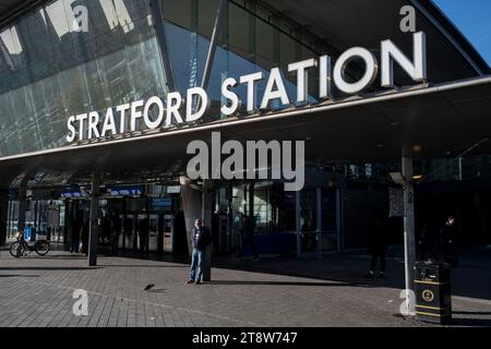 Stratford Station Schild und Außenanlage am 17. November 2023 in London, Großbritannien. Stratford ist heute das wichtigste Einkaufs-, Kultur- und Freizeitzentrum in East Londons. Außerdem ist es der zweitwichtigste Geschäftsstandort im Osten der Hauptstadt. Stratford ist ein bedeutender mehrstöckiger Bahnhof, der als der geschäftigste Bahnhof Großbritanniens gilt und den Distrikt Stratford und das als Stratford City bekannte Mixed-Use-Gebäude im Londoner Borough of Newham bedient. Sie wird von der Londoner U-Bahn, dem London Overground und der Docklands Light Railway DLR bedient und ist auch ein National Rail-Bahnhof. Stockfoto