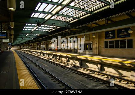 Newark, NJ – USA – 12. November 2023 Ansicht der Passagiere, die auf dem Bahnsteig auf ihre Züge warten, an der Newark Penn Station. Stockfoto