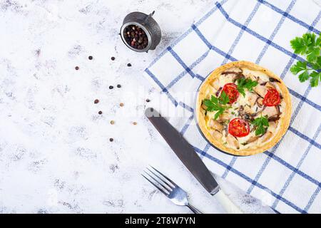 Köstliche Quiche mit Hühnerfleisch, Pilzen, Tomaten und Kräutern Stockfoto