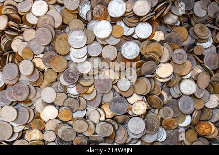 Alte Münzen, türkische Lira und anderes Geld, in großen Mengen auf einem Stapel, Blick von oben. Stockfoto