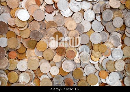 Alte Münzen, türkische Lira und anderes Geld mit Touch, in großen Mengen, Blick von oben. Stockfoto