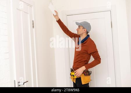 Junger Mann wegen schwachem Internetempfang Stockfoto
