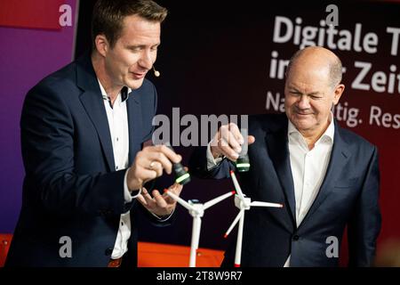 DIGITAL-GIPFEL DER BUNDESREGIERUNG IN JENA 21/11/2023 - Jena: Bundeskanzler Olaf Scholz SPD beleuchtet mit einer Taschenlampe mit dem CEO der North.io GmbH, Jann Wendt, Miniatür-Windräder, welche dadurch in Bewegung kommen. Unter dem Jahresschwerpunktthema ãDigitale Transformation in der Zeitenwende. Nachhaltig. Widerstandsfähig. Zukunftsorientiert.“ Findet der Digital-Gipfel der Bundesregierung am 20. Und 21. November 2023 in Jena statt./                    *** DIGITALGIPFEL DER BUNDESREGIERUNG IN JENA 21 11 2023 Jena Bundeskanzler Olaf Scholz SPD beleuchtet Miniatur-Windräder mit einem flas Stockfoto