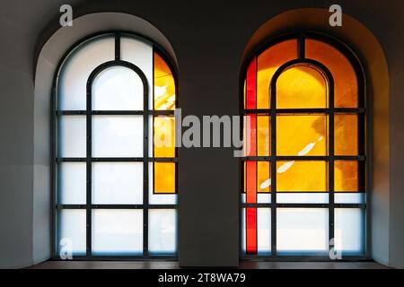 Zwei alte Fenster der Kirche hervorgehoben Stockfoto