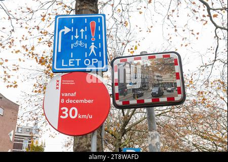 Amsterdam, Niederlande. November 2023. Im Zentrum von Amsterdam unterschreiben und darauf hinweisen , dass die Höchstgeschwindigkeit in bebauten Gebieten ab dem 8. Dezember 30 km/h betragen wird . Bebouwde KOM, snelheidslimiet, snelheid, limiet, Maximum, km/u, gemeente, bord, straatbord, Credit: Imago/Alamy Live News Stockfoto