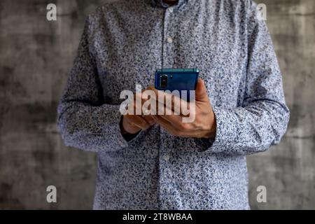 Unbekanntes Telefon stalkt Telefon schlechte Nachrichten Telefon in den Händen des Mannes Stockfoto