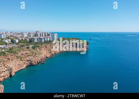 Blick auf ein urbanes Gebiet mit mehrstöckigen Gebäuden auf dem felsigen Küstenschiff auf See. Stockfoto