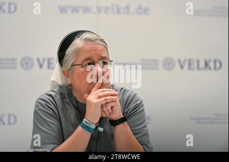 Pressekonferenz der Jahrestagung der Generalsynode der Vereinigten Evangelisch-Lutherischen Kirche Deutschlands VELKD in Ulm. Im Foto vom 11.11.2023: Schwester Nicole Grochowina, Mitglied der Generalsynode. Siehe epd-Meldung vom 11.11.2023 NUR REDAKTIONELLE VERWENDUNG *** Pressekonferenz der Jahrestagung der Generalsynode der Vereinigten Evangelisch-Lutherischen Kirche Deutschlands VELKD in Ulm im Foto von 11 11 2023 Schwester Nicole Grochowina, mitglied der Generalsynode siehe epd-Bericht vom 11 11 2023 NUR ZUR REDAKTIONELLEN VERWENDUNG Urheberrecht: epd-bild/HeikexLyding Pressekonferenz VELKD6 Stockfoto