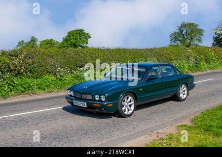 2002 Green Jaguar XJR V8 Auto, S/C SWB Auto Executive Limousine; Vintage, restaurierte britische klassische Motoren, Automobilsammler, Motorenenthusiasten und historische Veteranen reisen in Cheshire, Großbritannien Stockfoto