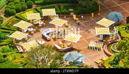 Perfekter Kurzurlaub mit gelbem und weiß gestaltetem Innenhof des Resorts an sonnigen Sommertagen, CA Stockfoto