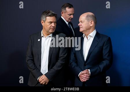 DIGITAL-GIPFEL DER BUNDESREGIERUNG IN JENA 21/11/2023 - Jena: Bundeskanzler Olaf Scholz SPD, der Bundesminister für Wirtschaft und Klimaschutz, Robert Habeck BÜNDNIS 90/DIE GRÜNEN, und der Bundesminister für digitales und Verkehr, Dr. Volker Wissing FDP, zu Beginn des Familienfotos. Unter dem Jahresschwerpunktthema ãDigitale Transformation in der Zeitenwende. Nachhaltig. Widerstandsfähig. Zukunftsorientiert.“ Findet der Digital-Gipfel der Bundesregierung am 20. Und 21. November 2023 in Jena statt./                    *** DIGITALER GIPFEL DER BUNDESREGIERUNG IN JENA 21 11 2023 Jena Bundeskanzler Ola Stockfoto