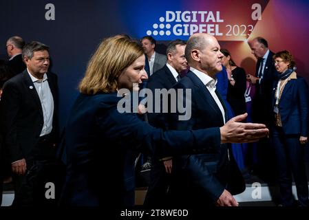 DIGITAL-GIPFEL DER BUNDESREGIERUNG IN JENA 21/11/2023 - Jena: Bundeskanzler Olaf Scholz SPD, der Bundesminister für Wirtschaft und Klimaschutz, Robert Habeck BÜNDNIS 90/DIE GRÜNEN, und der Bundesminister für digitales und Verkehr, Dr. Volker Wissing FDP, verlassen das Familienfoto. Unter dem Jahresschwerpunktthema ãDigitale Transformation in der Zeitenwende. Nachhaltig. Widerstandsfähig. Zukunftsorientiert.“ Findet der Digital-Gipfel der Bundesregierung am 20. Und 21. November 2023 in Jena statt./                    *** DIGITALER GIPFEL DER BUNDESREGIERUNG IN JENA 21 11 2023 Jena Bundeskanzler Olaf Stockfoto