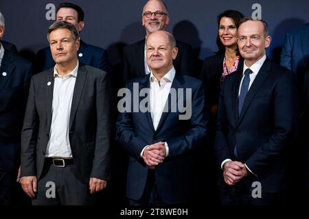 DIGITAL-GIPFEL DER BUNDESREGIERUNG IN JENA 21/11/2023 - Jena: Bundeskanzler Olaf Scholz SPD, der Bundesminister für Wirtschaft und Klimaschutz, Robert Habeck BÜNDNIS 90/DIE GRÜNEN, und der Bundesminister für digitales und Verkehr, Dr. Volker Wissing FDP, beim Familienfoto. Unter dem Jahresschwerpunktthema ãDigitale Transformation in der Zeitenwende. Nachhaltig. Widerstandsfähig. Zukunftsorientiert.“ Findet der Digital-Gipfel der Bundesregierung am 20. Und 21. November 2023 in Jena statt./                    *** DIGITALER GIPFEL DER BUNDESREGIERUNG IN JENA 21 11 2023 Jena Bundeskanzler Olaf Scholz S Stockfoto