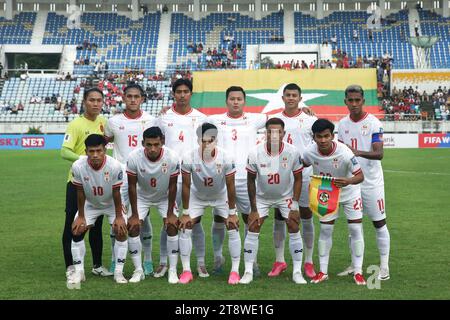 Yangon, Myanmar. November 2023. Die Startspieler von Myanmar posieren für Fotos vor dem Spiel der Gruppe B zwischen Myanmar und DPR Korea bei der Qualifikation zur FIFA Fussball-Weltmeisterschaft 2026 in Yangon, Myanmar, am 21. November 2023. Quelle: Myo Kyaw Soe/Xinhua/Alamy Live News Stockfoto