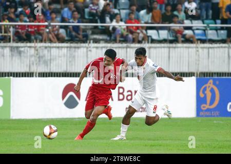 Yangon, Myanmar. November 2023. Han Kwang Song (L) von DPR Korea wetteiferte um den Ball während des Gruppenspiels zwischen Myanmar und DPR Korea bei der Qualifikation zur FIFA Fussball-Weltmeisterschaft 2026 in Yangon, Myanmar, 21. November 2023. Quelle: Myo Kyaw Soe/Xinhua/Alamy Live News Stockfoto