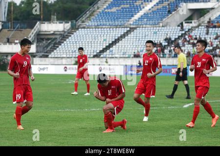 Yangon, Myanmar. November 2023. Han Kwang Song (2. L) von DPR Korea feiert mit seinen Teamkollegen, nachdem er während des Spiels der Gruppe B zwischen Myanmar und DPR Korea bei der Qualifikation zur FIFA Fussball-Weltmeisterschaft 2026 in Yangon, Myanmar, am 21. November 2023 ein Tor geschossen hat. Quelle: Myo Kyaw Soe/Xinhua/Alamy Live News Stockfoto