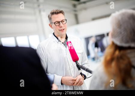 Planegg, Deutschland. November 2023. Markus Blume (CSU), Wissenschaftsminister Bayerns, gibt ein Interview auf einer Presseveranstaltung in der Integrationshalle des europäischen Raumfahrzeugherstellers „The Exploration Company GmbH“. Das Unternehmen mit Sitz in München (Deutschland) und Bordeaux (Frankreich) entwickelt, produziert und betreibt die Nyx-Raumkapsel für Raumfahrtagenturen und Raumfahrtstationen sowie für Raumfahrtunternehmen und Nichtweltraumunternehmen in anderen Branchen. Quelle: Matthias Balk/dpa/Alamy Live News Stockfoto