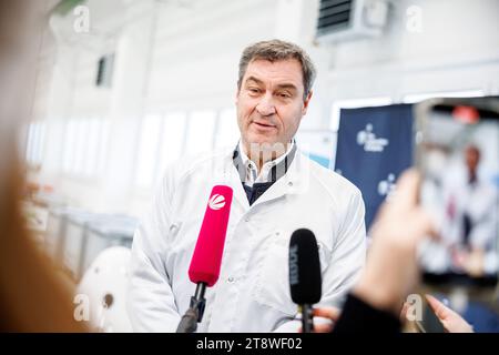 Planegg, Deutschland. November 2023. Markus Söder (CSU), Parteivorsitzender und Ministerpräsident Bayerns, gibt ein Interview auf einer Presseveranstaltung in der Integrationshalle des europäischen Raumfahrzeugherstellers „The Exploration Company GmbH“. Das Unternehmen mit Sitz in München (Deutschland) und Bordeaux (Frankreich) entwickelt, produziert und betreibt die Nyx-Raumkapsel für Raumfahrtagenturen und Raumfahrtstationen sowie für Raumfahrtunternehmen und Nichtweltraumunternehmen in anderen Branchen. Quelle: Matthias Balk/dpa/Alamy Live News Stockfoto