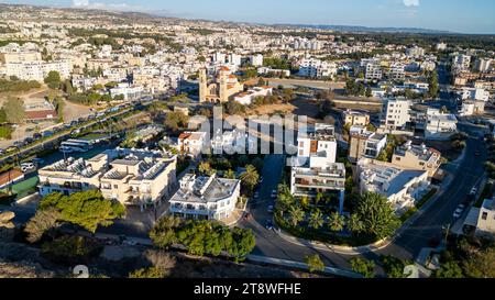 Drohnenansicht auf Wohngebiet und Agia Anargyri Kirche, Kato Paphos, Zypern. Stockfoto