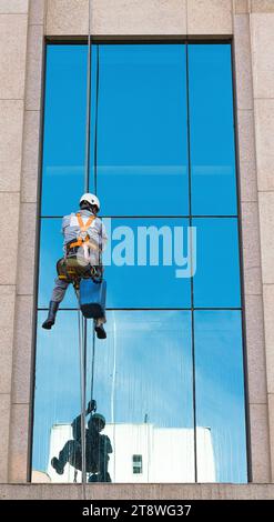 São Paulo, Brasilien, 31. Januar 2015. Arbeiter, der am 31. Januar 2015 Fenster eines Geschäftsgebäudes in Sao Paulo, Brasilien, reinigte. Stockfoto