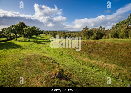 Der Pfad der römischen Antoninemauer und des Verteidigungsgrabens in der Nähe von Rough Castle Fort, Falkirk, Stirling, Schottland Stockfoto