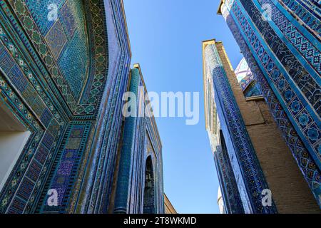 Samarkand, Usbekistan - 27. September 2023: Das alte Mausoleum von Shakh-i-Zinda, das Grab des lebendigen Königs, während der Herrschaft von Amir Temur. Stockfoto