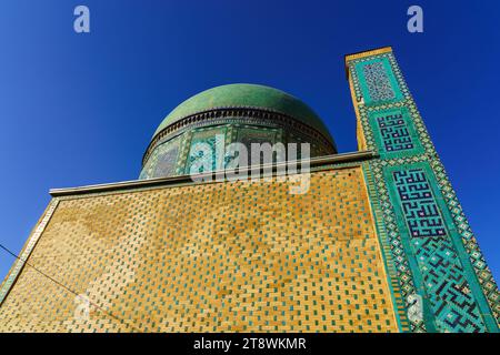 Samarkand, Usbekistan - 27. September 2023: Das alte Mausoleum von Shakh-i-Zinda, das Grab des lebendigen Königs, während der Herrschaft von Amir Temur. Stockfoto