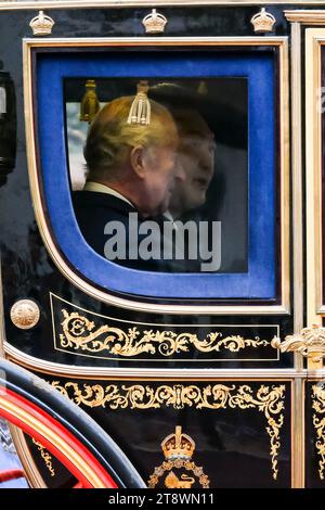 London, Großbritannien. November 2023. König Charles und der Präsident von Südkorea, Yoon Suk Yeol, fahren gemeinsam in einer Kutschprozession durch die Mall zum Buckingham Palace, nach einer formellen Begrüßung in der Horse Guards Parade am ersten Tag des Staatsbesuchs. Quelle: Eleventh Photography/Alamy Live News Stockfoto